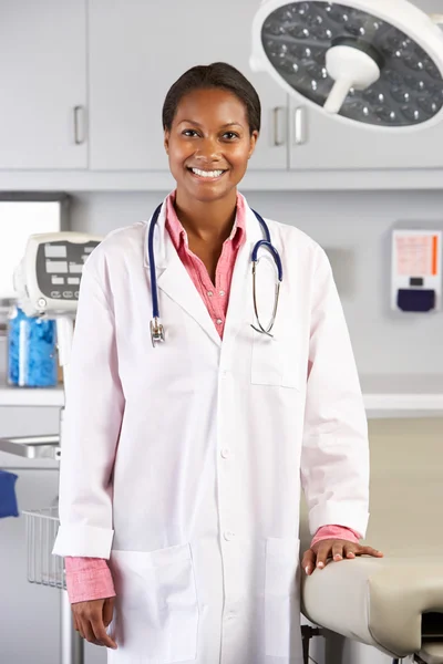 Портрет женщины-врача в кабинете врача — стоковое фото