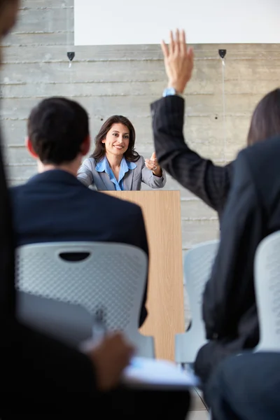 Affärskvinna leverera presentation vid konferensen — Stockfoto