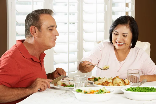 Couple de personnes âgées appréciant les repas à la maison — Photo