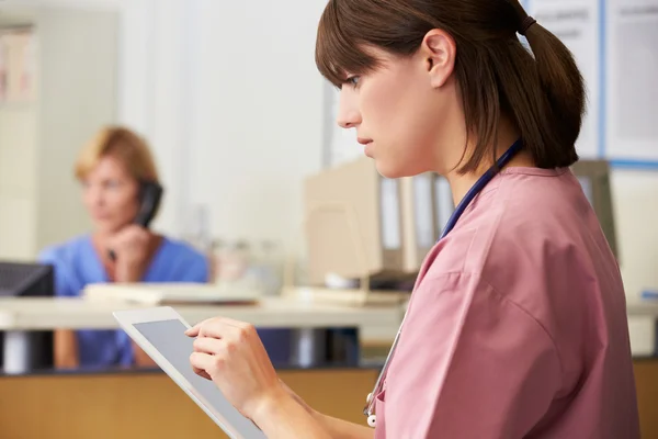 Verpleegster met behulp van digitale Tablet PC op verpleegkundigen station — Stockfoto
