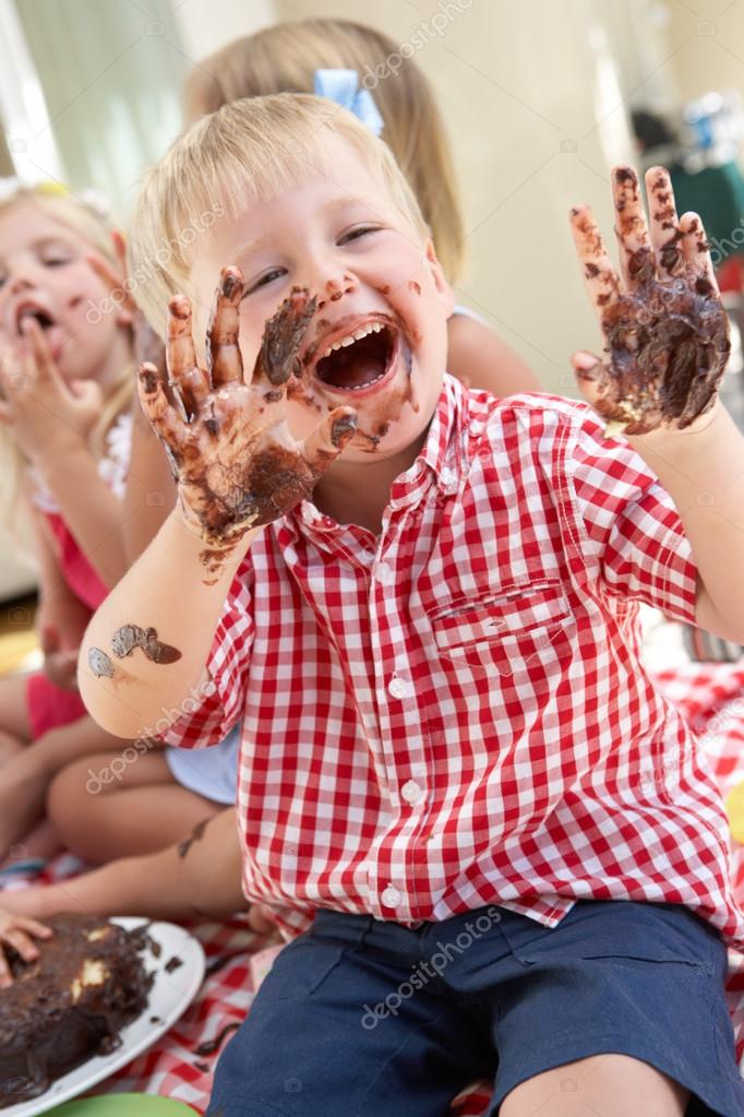 Niños comiendo pastel fotos de stock, imágenes de Niños comiendo pastel sin  royalties | Depositphotos