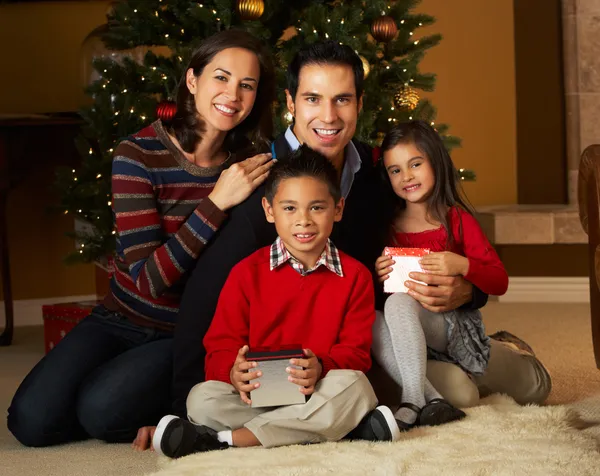 Famiglia di fronte all'albero di Natale — Foto Stock