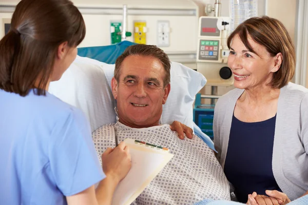 Nurse Talking To Couple On Ward — Stock Photo, Image