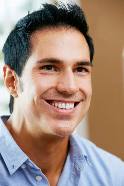 Retrato del hombre sonriente en casa — Foto de Stock