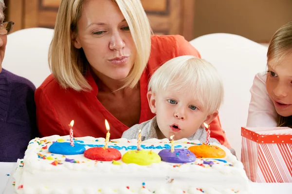 Rodina slaví narozeniny dětí s babičkou — Stock fotografie