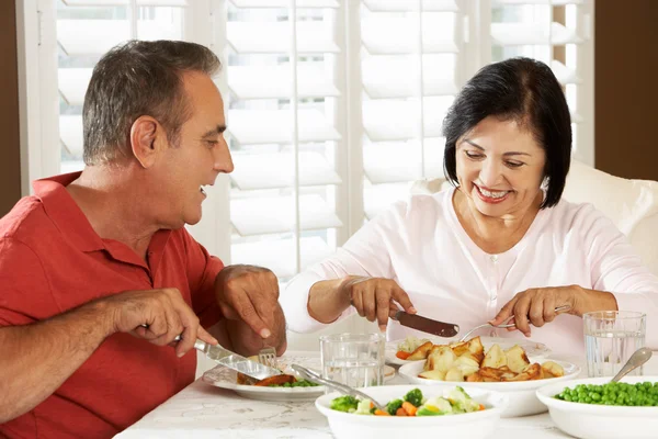 Senior koppel genieten van maaltijd thuis — Stockfoto