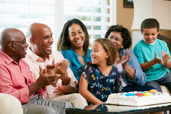 Multi Geração Família Celebrando Aniversário da Filha — Fotografia de Stock