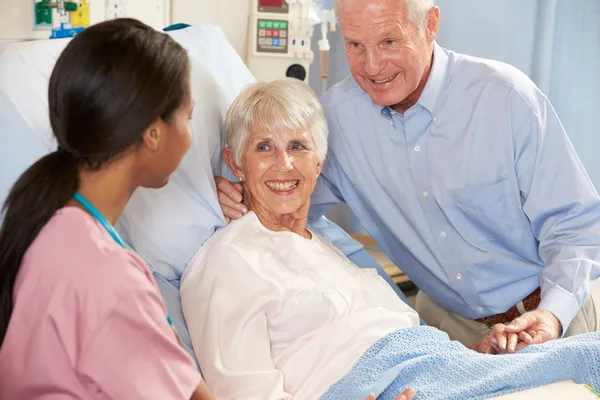 Verpleegkundige praten met senior koppel op ward — Stockfoto