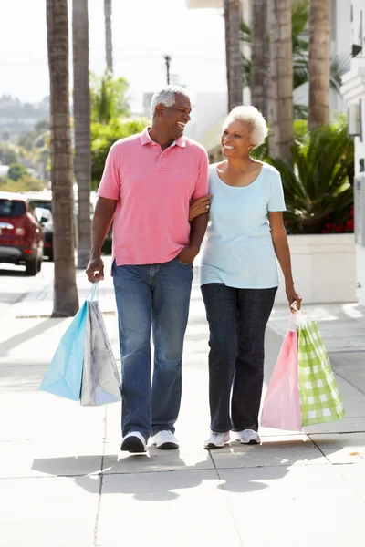 Seniorenpaar trägt Einkaufstüten — Stockfoto
