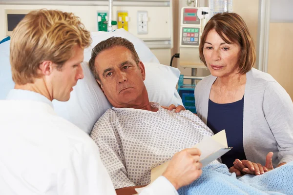 Lekarz mówi do para na oddziale — Zdjęcie stockowe