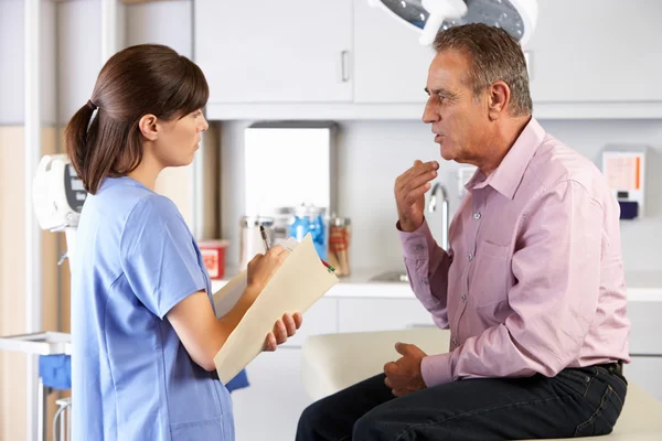 Männlicher Patient besucht Arztpraxis — Stockfoto