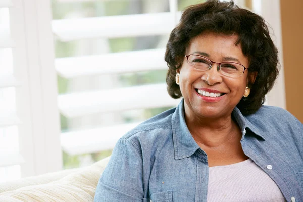 Retrato de mulher idosa feliz em casa — Fotografia de Stock