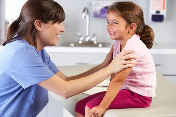 Kinderpatient besucht Arztpraxis — Stockfoto