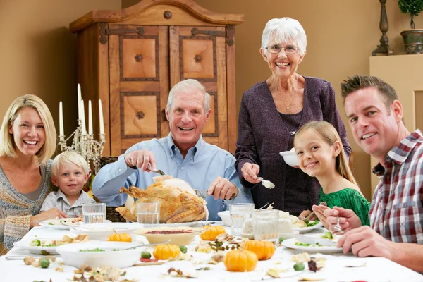 Mehrgenerationenfamilie feiert Erntedank — Stockfoto