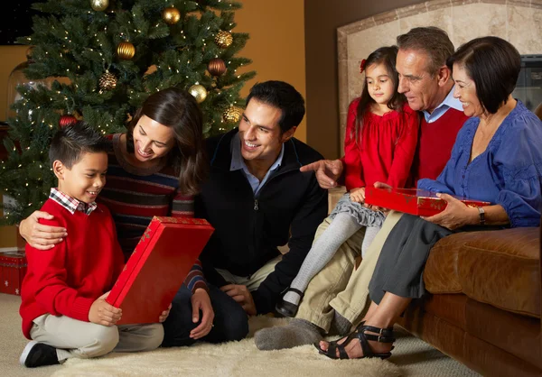 Mehrgenerationenfamilie öffnet Weihnachtsgeschenke vor der Tür — Stockfoto