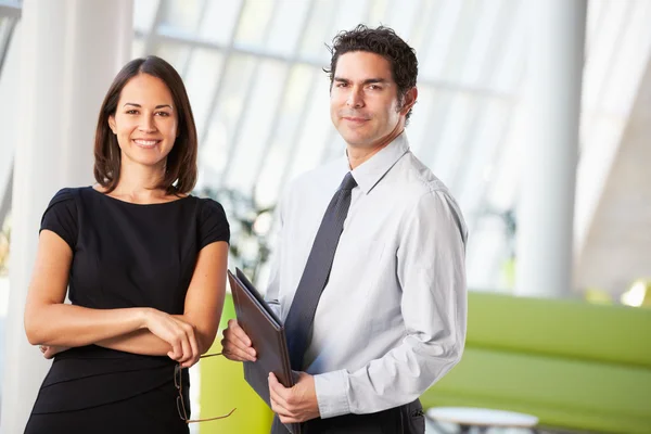 Zakenman en vrouwelijke ondernemers met vergadering in kantoor — Stockfoto