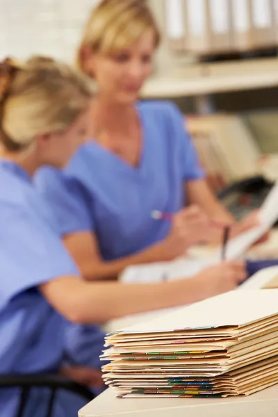 Dossiers des patients sur place au poste des infirmières — Photo