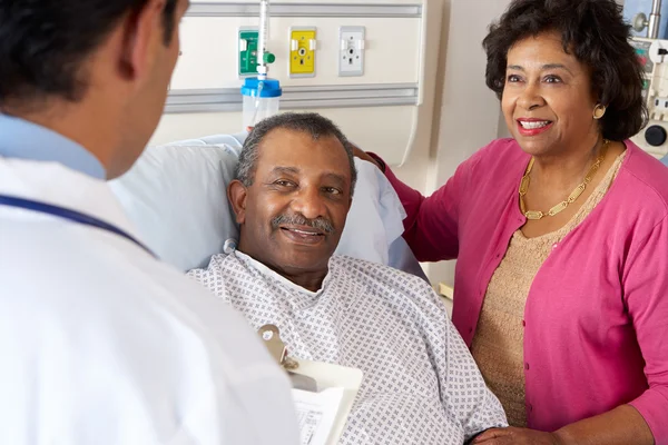 Medico parlando con anziano coppia su reparto — Foto Stock