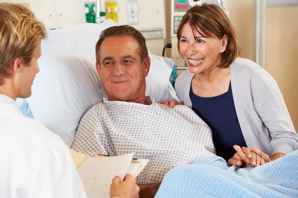 Doctor Talking To Couple On Ward — Stock Photo, Image