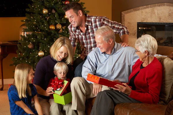 多世代家族のクリスマス プレゼントを開ける — ストック写真