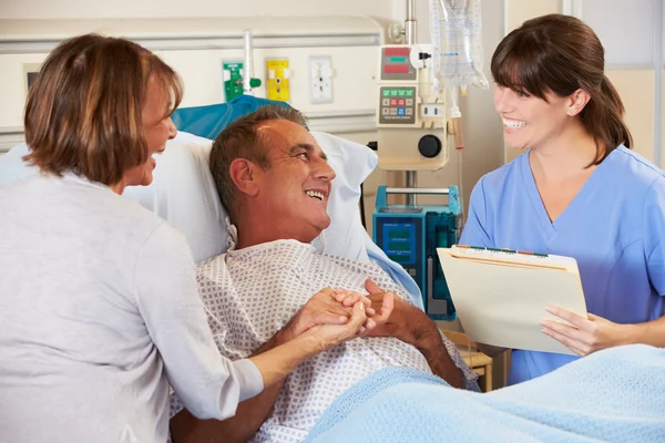 Krankenschwester spricht mit Paar auf Station — Stockfoto