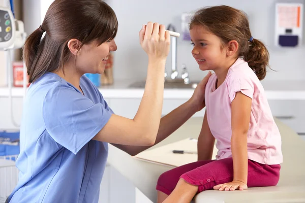 Dokter bestuderen de ogen kind In het kantoor van arts — Stockfoto