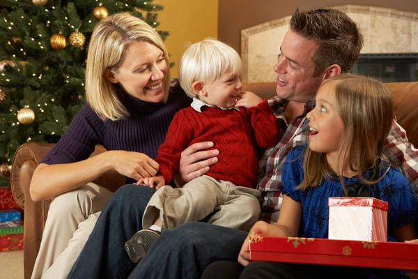 Rodina otevření prezentuje před vánoční stromeček — Stock fotografie