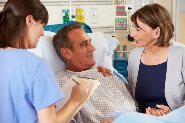 Krankenschwester spricht mit Paar auf Station — Stockfoto