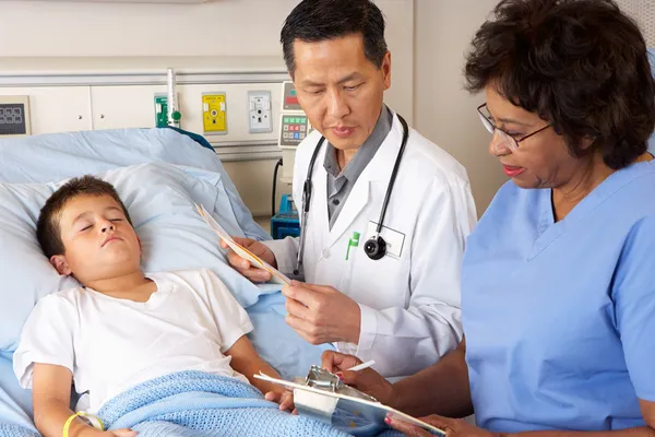 Doctor And Nurse Visiting Child Patient On Ward — Stock Photo, Image