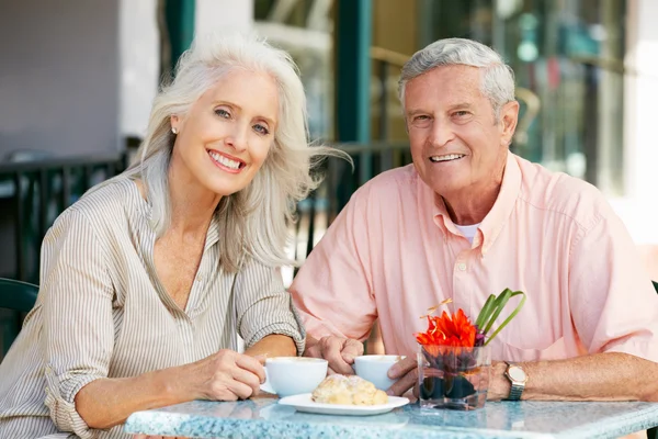 Seniorin genießt Imbiss im Outdoor-Café — Stockfoto