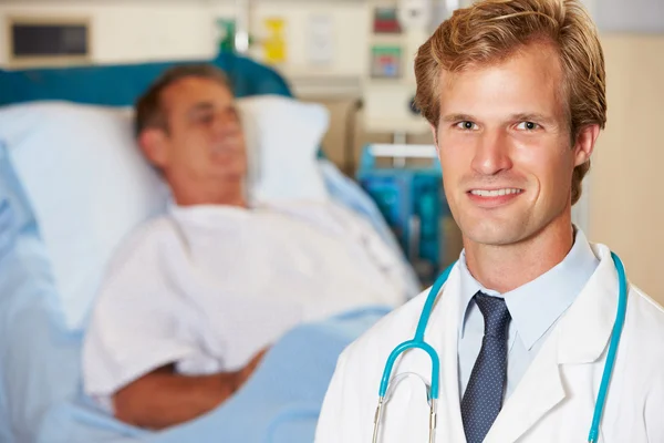 Retrato del médico con el paciente en el fondo — Foto de Stock