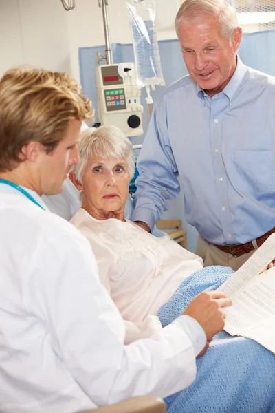 Medico parlando con anziano coppia su reparto — Foto Stock