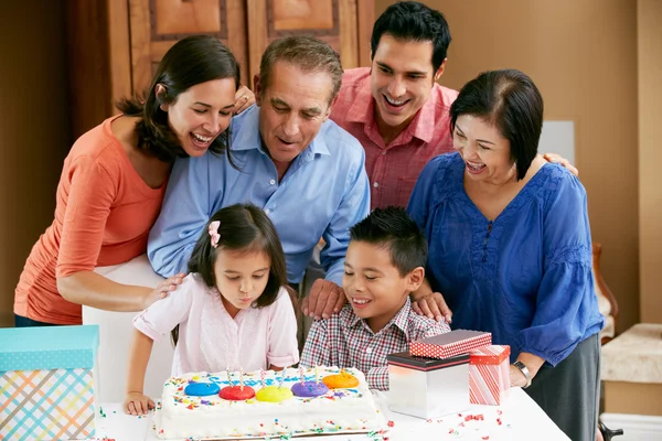 Famille multi-génération célébrant l'anniversaire de la fille — Photo