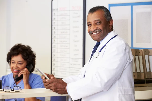 Porträt eines Arztes auf der Krankenstation — Stockfoto