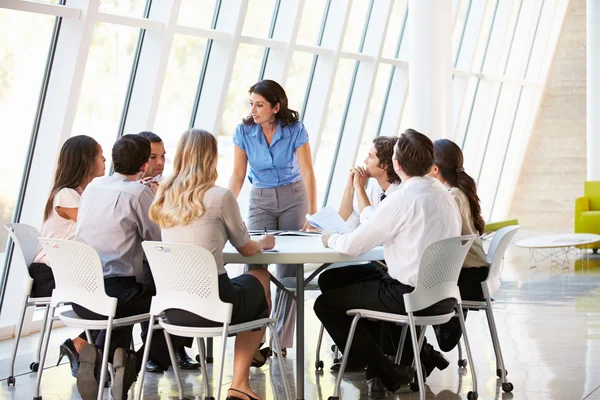 Negocios que tienen reunión de la junta en la oficina moderna — Foto de Stock