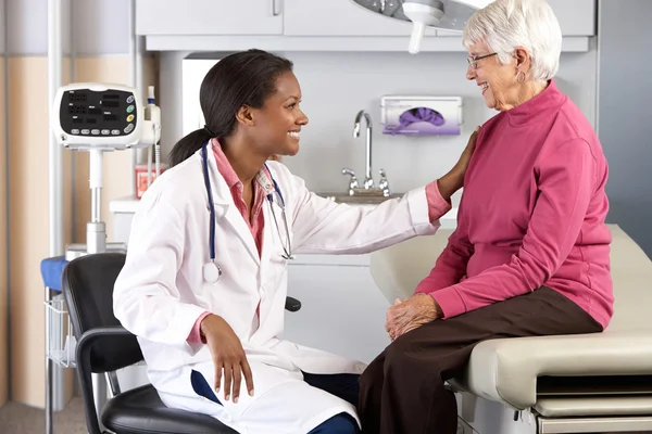 Dokter onderzoekende senior vrouwelijke patiënt — Stockfoto