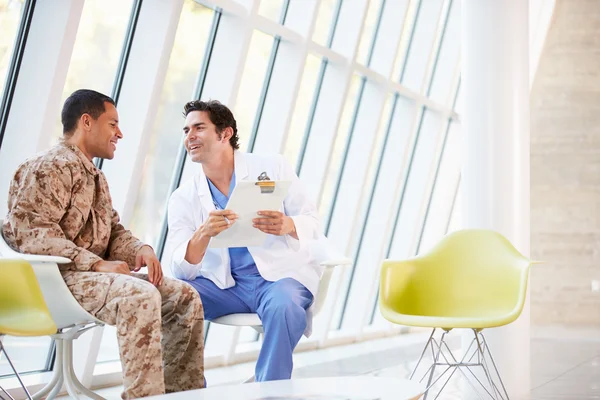 Doctor Counselling Soldier Suffering From Stress — Stock Photo, Image