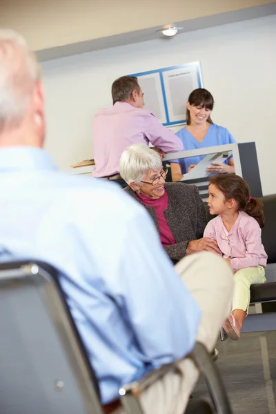 Patiënten In Doctor's Waiting Room — Stockfoto