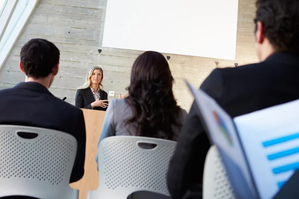 Affärskvinna leverera presentation vid konferensen — Stockfoto