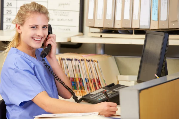 Verpleegkundige telefoon bellen op verpleegkundigen station — Stockfoto