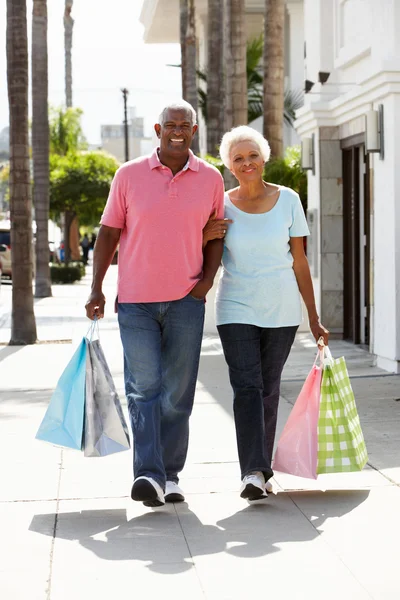 Seniorenpaar trägt Einkaufstüten — Stockfoto