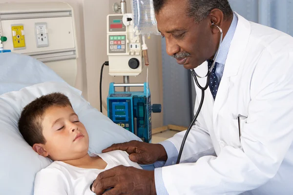 Médico examinando paciente infantil en sala — Foto de Stock