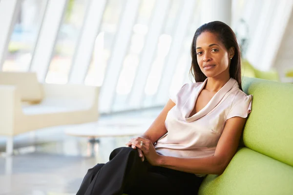 Portret bizneswoman siedzi na kanapie w nowoczesnym biurze — Zdjęcie stockowe
