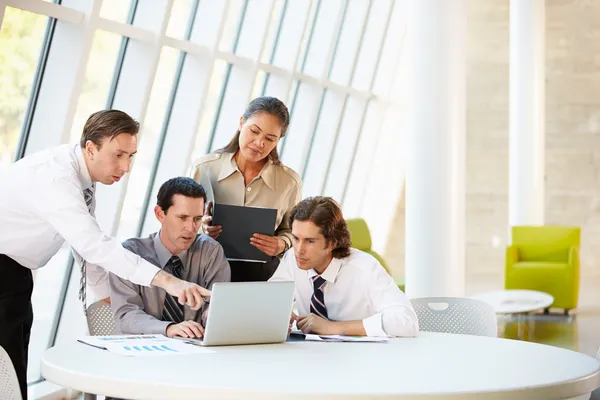 Ondernemers met vergadering rond tafel in moderne kantoor — Stockfoto