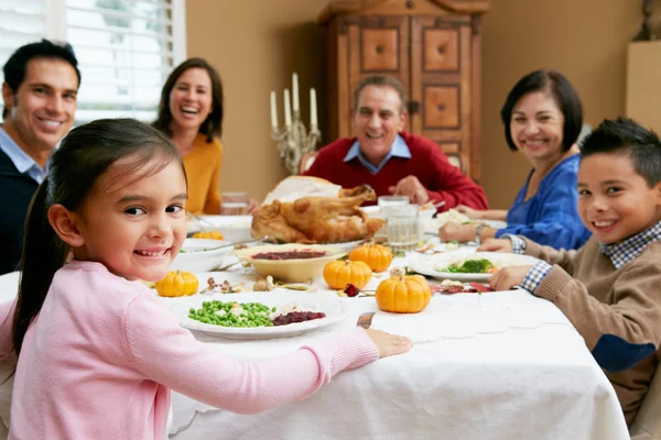 Multi generace rodina slaví Vánoce jídlem — Stock fotografie