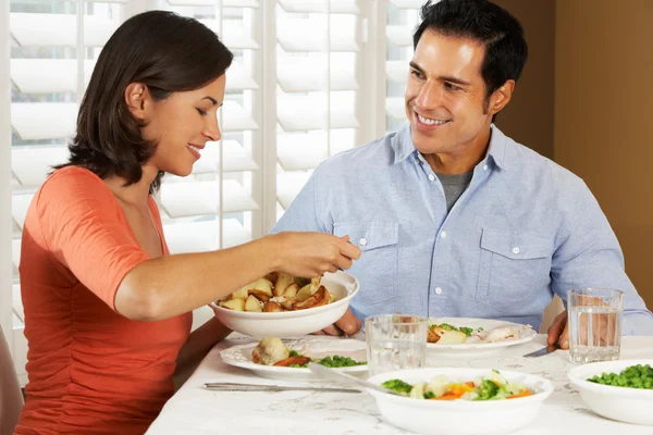 Pareja disfrutando de la comida en casa — Foto de Stock