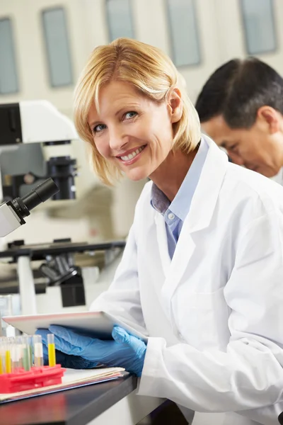 Vrouwelijke wetenschapper met behulp van tablet pc in laboratorium — Stockfoto