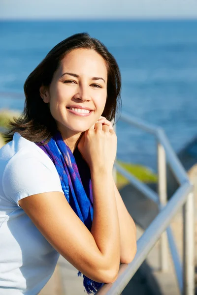 Donna ispanica guardando oltre Railing At Sea — Foto Stock