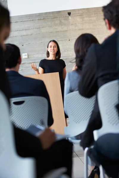 Affärskvinna leverera presentation vid konferensen — Stockfoto