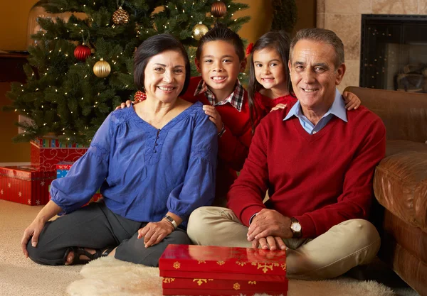 Abuelos con nietos delante del árbol de Navidad —  Fotos de Stock